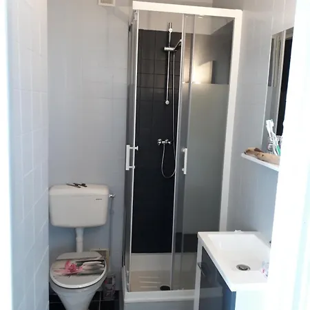 Confortable T1 A Proximite De La Mer Et Commerces *